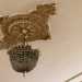 Qui spiccano i lampadari in ottone e cristallo che pendono da rosoni in stile liberty